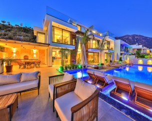 Villa Max View